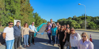 Autoridades inauguración puente peatonal